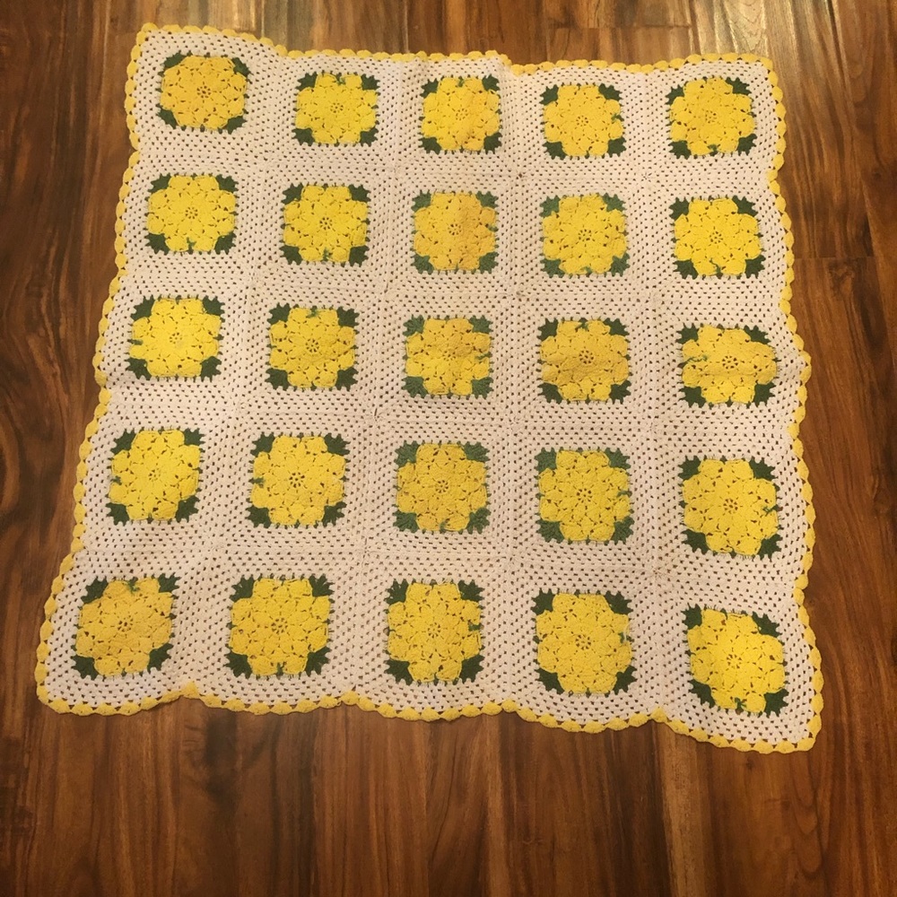 Vintage handmade Crochet Throw Blanket 28x28 Daisy Granny Squares Yellow